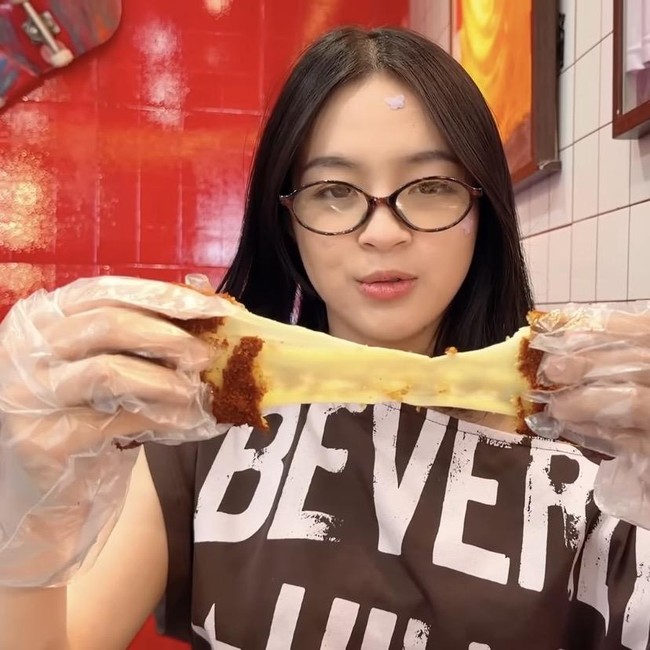 Elsa Japasal Keliling Blok M, Cicip Donat hingga Misoa Viral