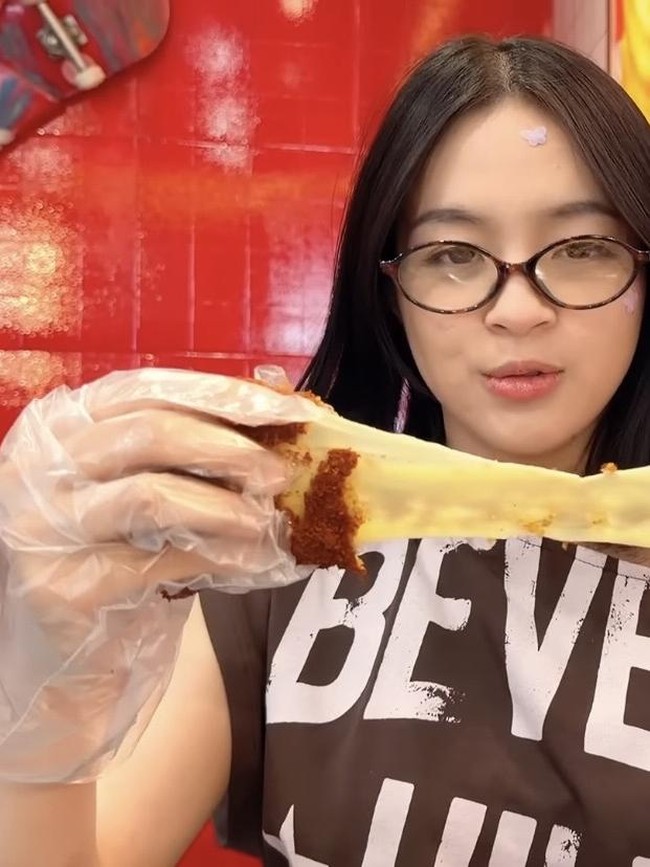 Elsa Japasal Keliling Blok M, Cicip Donat hingga Misoa Viral