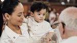 Erika Carlina Asyik Kulineran Tradisional, Cicip Nasi Jamblang hingga Gado-Gado