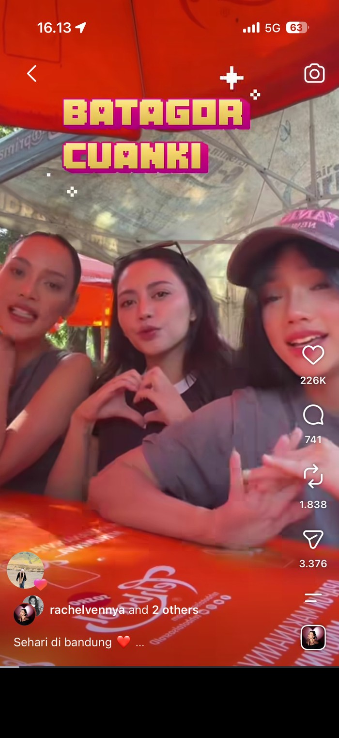 Erika Carlina Asyik Kulineran Tradisional, Cicip Nasi Jamblang hingga Gado-Gado