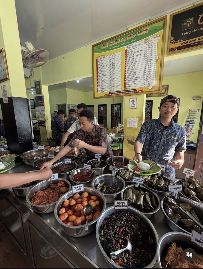 Erika Carlina Asyik Kulineran Tradisional, Cicip Nasi Jamblang hingga Gado-Gado