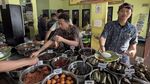 Erika Carlina Asyik Kulineran Tradisional, Cicip Nasi Jamblang hingga Gado-Gado