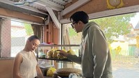 Erika Carlina Asyik Kulineran Tradisional, Cicip Nasi Jamblang hingga Gado-Gado