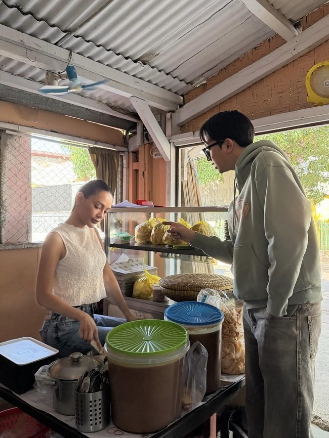 Erika Carlina Asyik Kulineran Tradisional, Cicip Nasi Jamblang hingga Gado-Gado