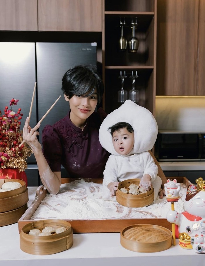 Erika Carlina Asyik Kulineran Tradisional, Cicip Nasi Jamblang hingga Gado-Gado