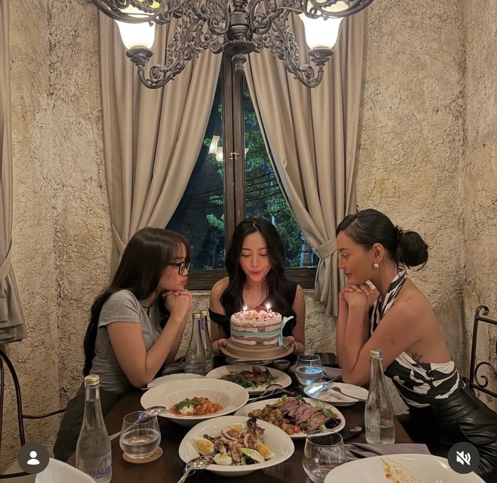 Erika Carlina Asyik Kulineran Tradisional, Cicip Nasi Jamblang hingga Gado-Gado