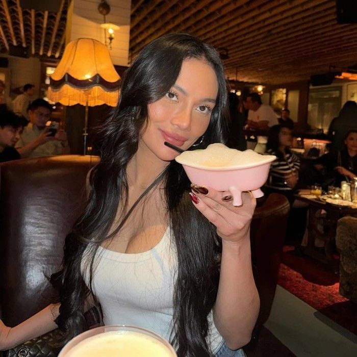 Erika Carlina Asyik Kulineran Tradisional, Cicip Nasi Jamblang hingga Gado-Gado
