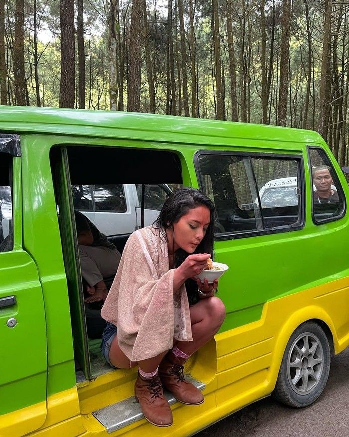 Erika Carlina Asyik Kulineran Tradisional, Cicip Nasi Jamblang hingga Gado-Gado