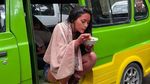 Erika Carlina Asyik Kulineran Tradisional, Cicip Nasi Jamblang hingga Gado-Gado