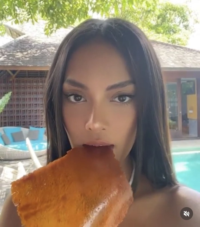 Erika Carlina Asyik Kulineran Tradisional, Cicip Nasi Jamblang hingga Gado-Gado