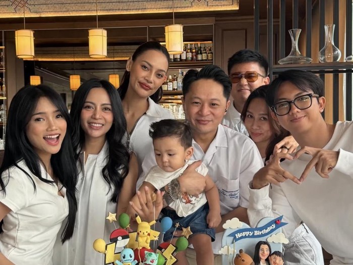 Erika Carlina Asyik Kulineran Tradisional, Cicip Nasi Jamblang hingga Gado-Gado