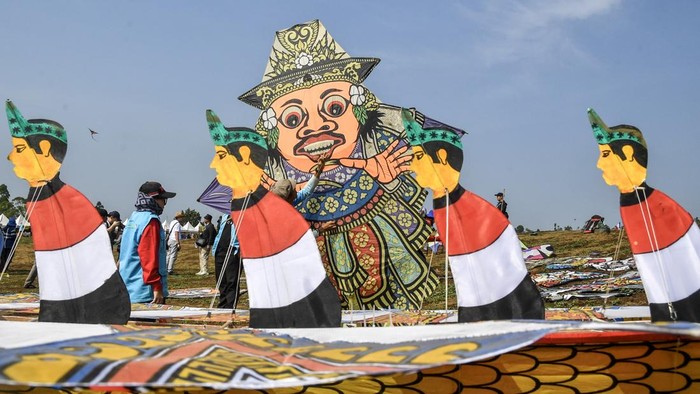 Peserta menerbangkan layang-layang pada Garut International Kite Festival (GIKF) 2026 di Agrowisata Tepas Papandayan, Kabupaten Garut, Jawa Barat, Sabtu (1/8/2026). Festival yang berlangsung pada 29 Juli hingga 2 Agustus itu diikuti peserta dari berbagai daerah di Indonesia dan 12 negara untuk mempromosikan pariwisata, budaya, serta memperkuat jejaring komunitas layang-layang internasional. ANTARA FOTO/Adeng Bustomi/nz