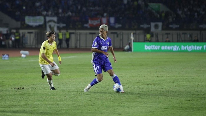 Gelandang Persib Gakuto Notsuda duel dengan pemain Tampines Rovers.