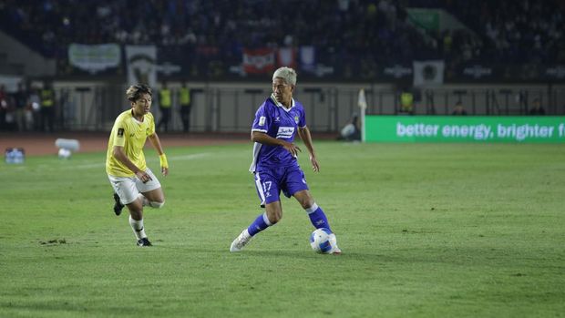 Gelandang Persib Gakuto Notsuda duel dengan pemain Tampines Rovers. Gelandang Persib Gakuto Notsuda duel dengan pemain Tampines Rovers.