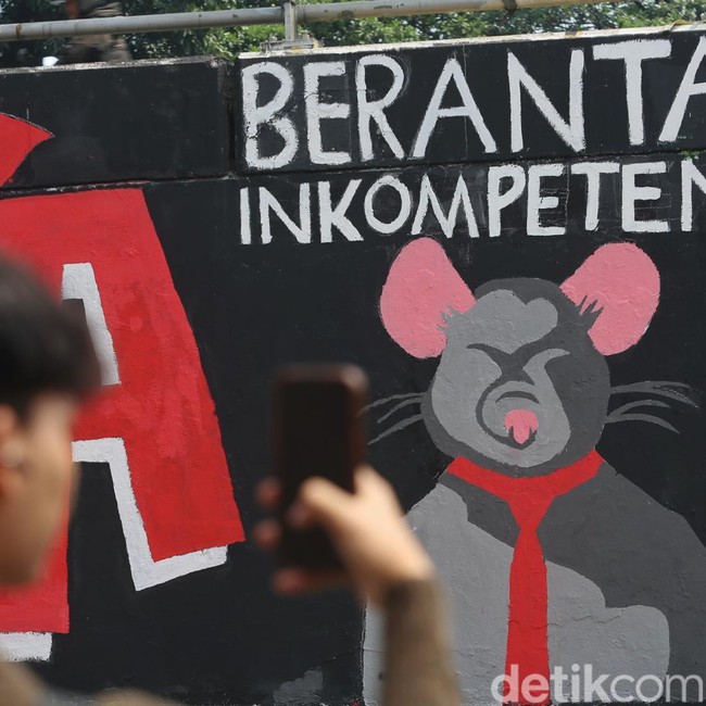 Grafiti Tritura Muncul di Flyover Grogol, Soroti Isu Ekonomi dan Supremasi Sipil
