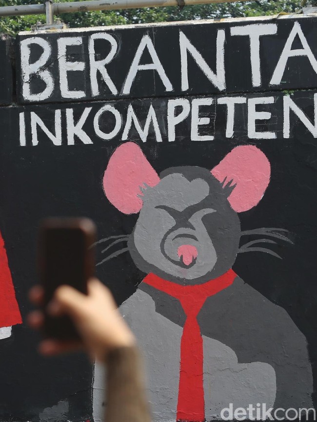 Grafiti Tritura Muncul di Flyover Grogol, Soroti Isu Ekonomi dan Supremasi Sipil