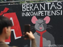 Grafiti Tritura Muncul di Flyover Grogol, Soroti Isu Ekonomi dan Supremasi Sipil