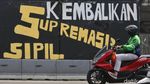 Grafiti Tritura Muncul di Flyover Grogol, Soroti Isu Ekonomi dan Supremasi Sipil