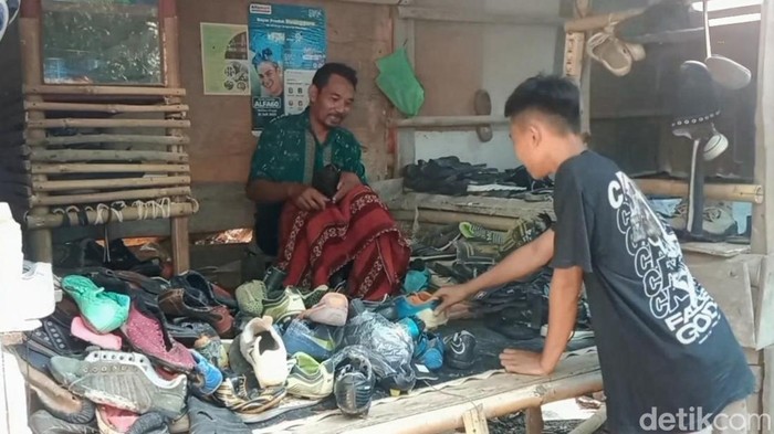 Heri, tukang sol sepatu di Desa Sukawera, Kecamatan Kertasemaya, Kabupaten Indramayu.