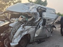Laka 2 Hiace Muat WN China di Tol Pandaan-Malang Diduga karena Ngantuk