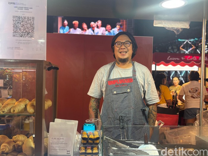 Iwan St Loco jualan saltbread