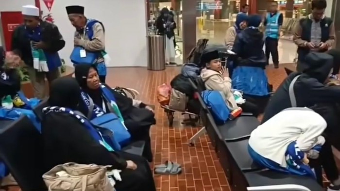 Jemaah umrah asal Kuningan telantar di Bandara Soetta