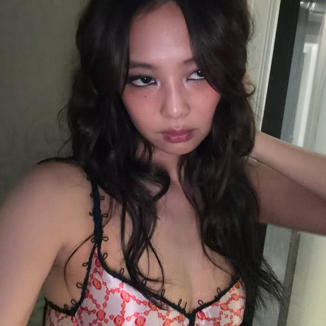 Gaya Jennie BLACKPINK Pakai Gaun Lingerie di Konser Tame Impala Jadi Sorotan