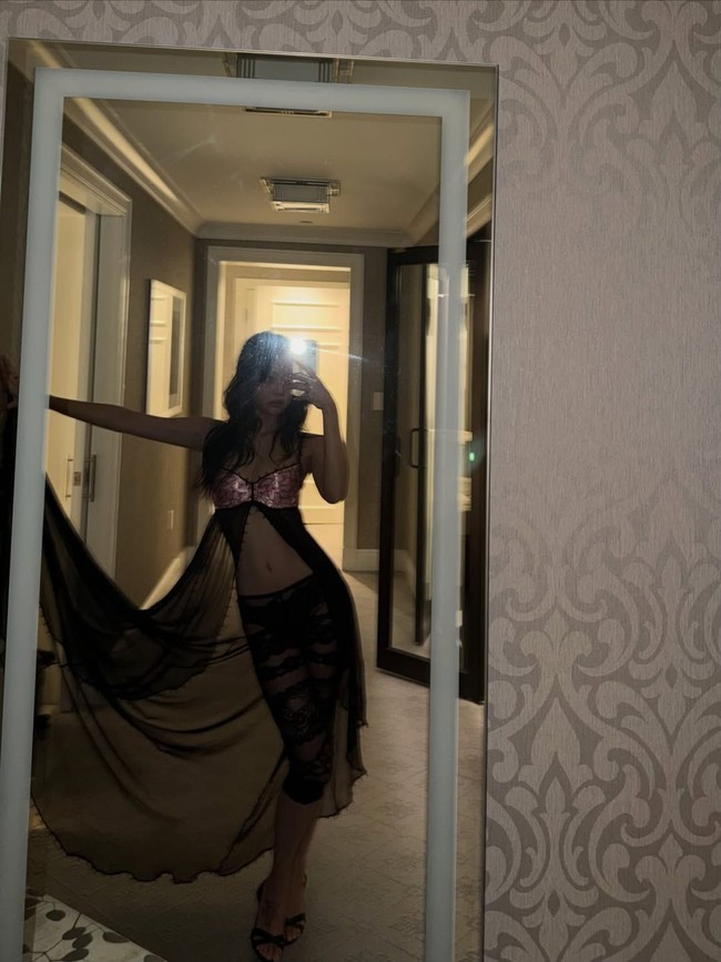 Gayanya ini kembali memunculkan diskusi tentang imej Jennie yang lebih dewasa dan bebas saat tampil solo. Namun beberapa memandang pilihan pakaiannya yang tipis, menerawang, dan mirip lingerie itu terlalu seksi untuk dipakai di panggung. Foto: Instagram @jennierubyjane