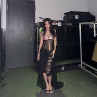 Vokalis ‘Like Jennie’ tersebut mengenakan atasan serupa bralette pink dengan sayap material flowy. Atasan itu dipadukan celana renda hitam yang juga menerawang. Foto: Instagram @jennierubyjane