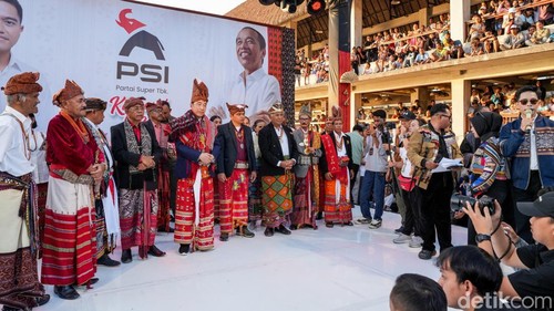 Joko Widodo (Jokowi) dinomatkan sebagai Sesepuh Raja-Raja Timor di Kupang, NTT, Sabtu (1/8/2026).