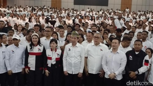 Jokowi berfoto bersama kader PSI di Kupang, NTT, Sabtu (1/8/2026).