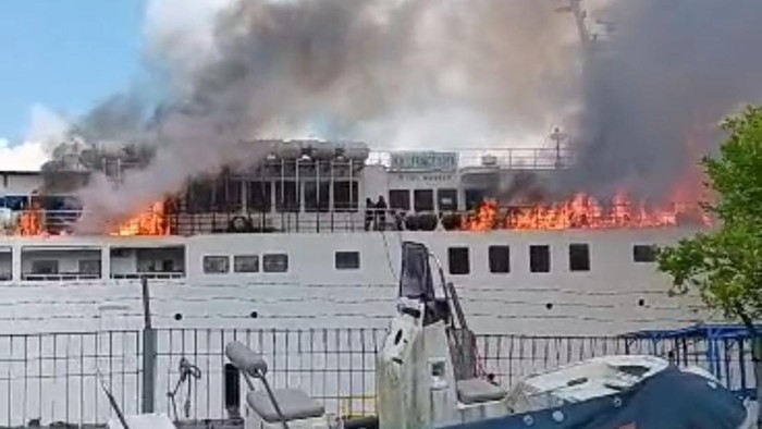 Kapal KM Prince Soya terbakar saat bersandar di Pelabuhan Samarinda.