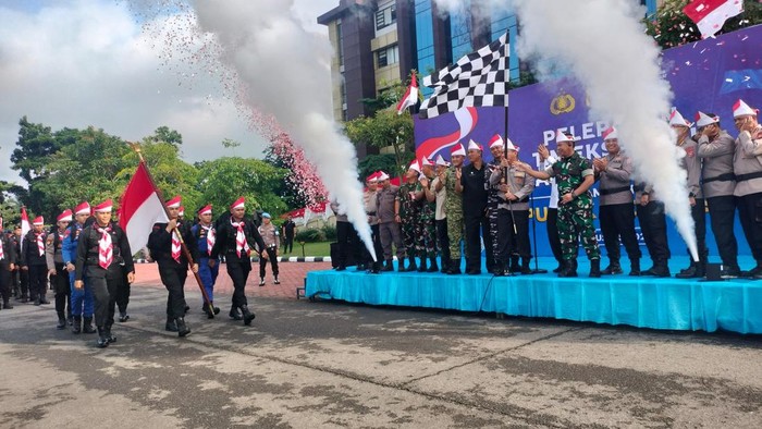 Kapolda Riau Irjen Herry Heryawan melepas personel. (Foto: Istimewa).