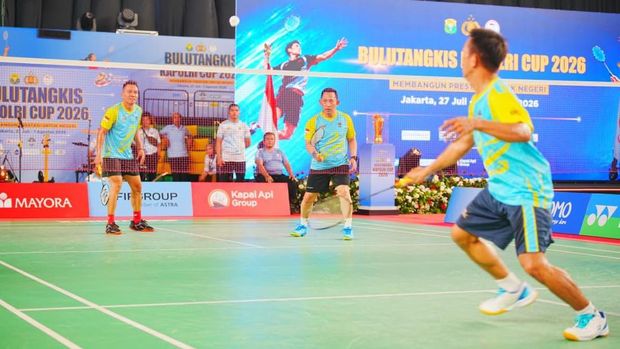 Kapolri Jenderal Listyo Sigit Prabowo bermain bulu tangkis memeriahkan penutupan Kapolri Cup 2026, di GOR Universitas Negeri Jakarta (UNJ), Jakarta, Sabtu (1/8/2026).