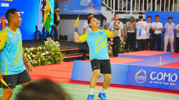 Kapolri Jenderal Listyo Sigit Prabowo bermain bulu tangkis memeriahkan penutupan Kapolri Cup 2026, di GOR Universitas Negeri Jakarta (UNJ), Jakarta, Sabtu (1/8/2026).