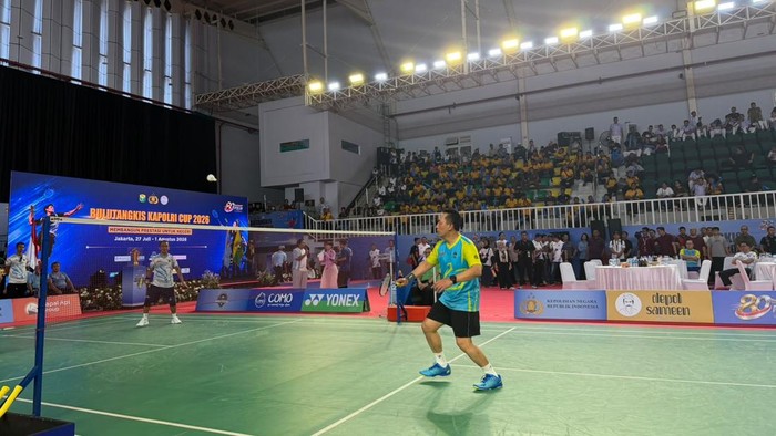 Kapolri Jenderal Listyo Sigit Prabowo memeriahkan penutupan Kapolri Cup 2026. Jenderal Sigit berduet dengan Widi Chandra Kasih melawan Menteri Energi dan Sumber Daya Mineral (ESDM) Bahlil Lahadalia yang berpasangan dengan Muhammad, di GOR Universitas Negeri Jakarta (UNJ), Jakarta, Sabtu (1/8/2026).