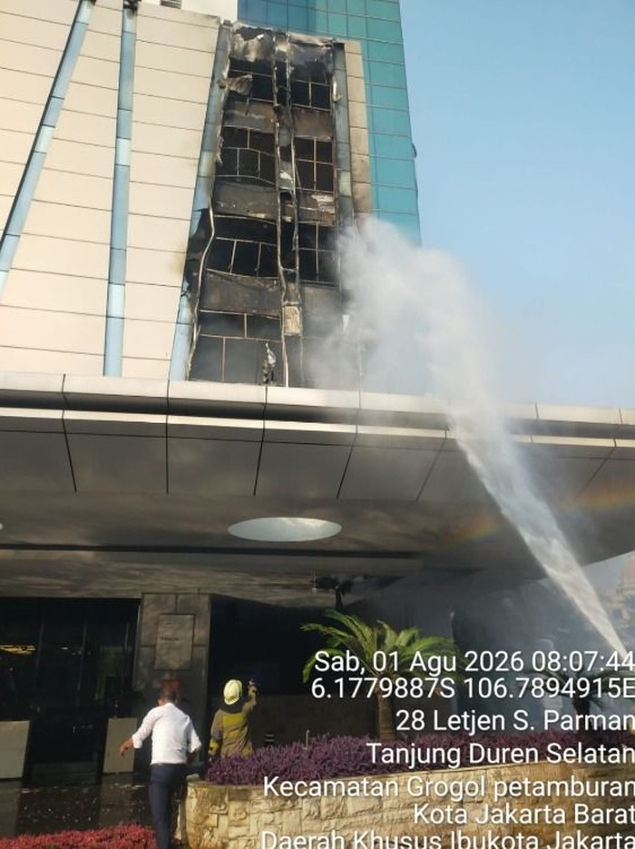 Kebakaran di Hotel Pullman di kawasan Jakarta Barat (Jakbar) telah padam. Kebakaran diduga dipicu masalah kelistrikan. (dok Damkar DKI)
