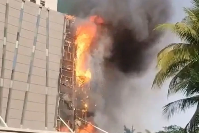 Kebakaran di Hotel Pullman di kawasan Tanjung Duren, Jakbar (ANTARA/Risky Syukur.)