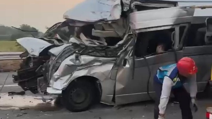 Kecelakaan Toyota Hiace muat WN China tabrakan beruntun dengan truk di Tol Pandaan-Malang.