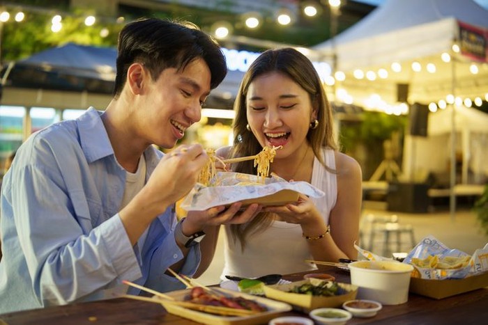Kencan di warung kaki lima. Ilustrasi