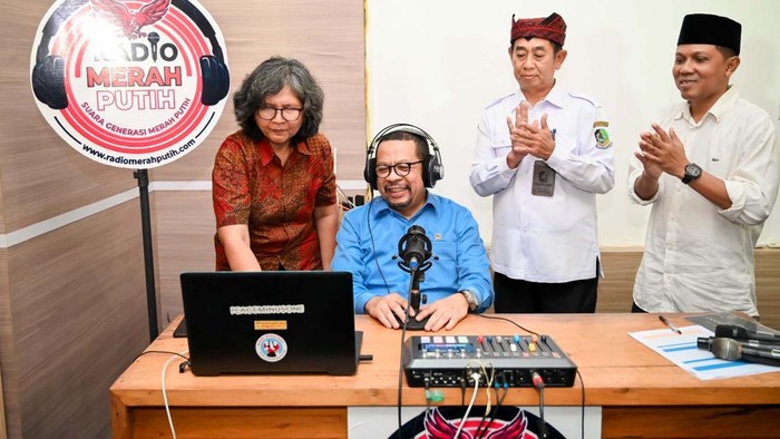 Kepala Bakom M Qodari siaran perdana Radio Merah Putih yang digagas oleh Asosiasi Koperasi Desa/Kelurahan Merah Putih di Banyuwangi