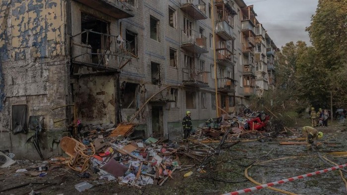 Kerusakan pada gedung permukiman di Kyiv, ibu kota Ukraina, akibat serangan rudal Rusia pada Sabtu (1/8) waktu setempat (AFP/ROMAN PILIPEY)