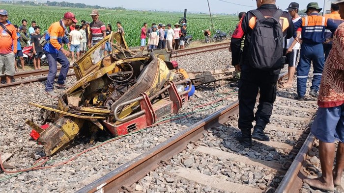 Kondisi truk yang tertabrak KA Ambarawa Ekspres di Jati, Blora, Sabtu (1/8/2026).