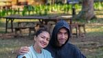 Foto Keseruan Darius Sinathrya dan Keluarga Liburan di Sukabumi