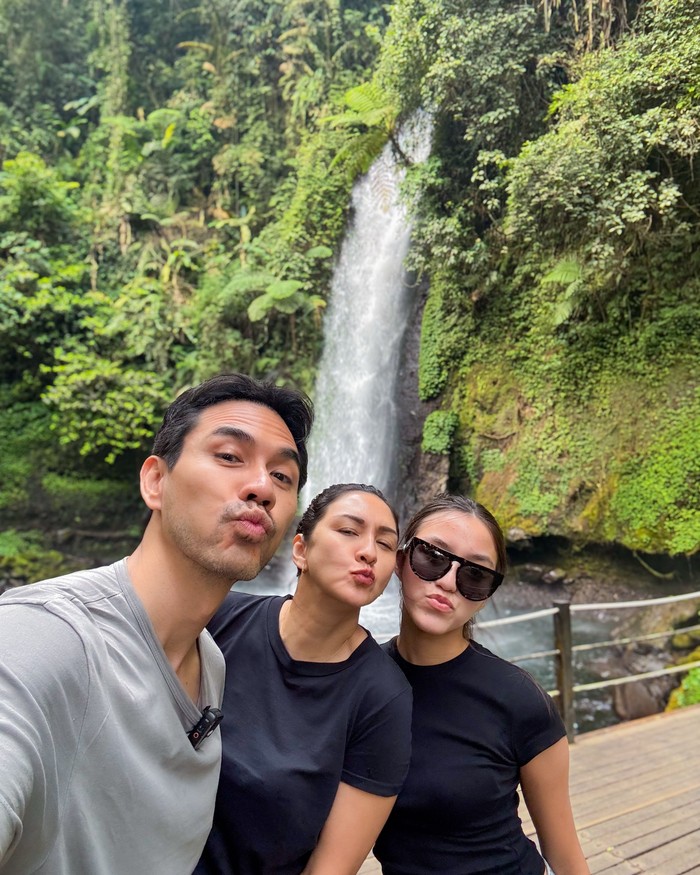 Foto Keseruan Darius Sinathrya dan Keluarga Liburan di Sukabumi
