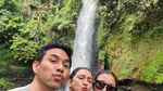 Foto Keseruan Darius Sinathrya dan Keluarga Liburan di Sukabumi