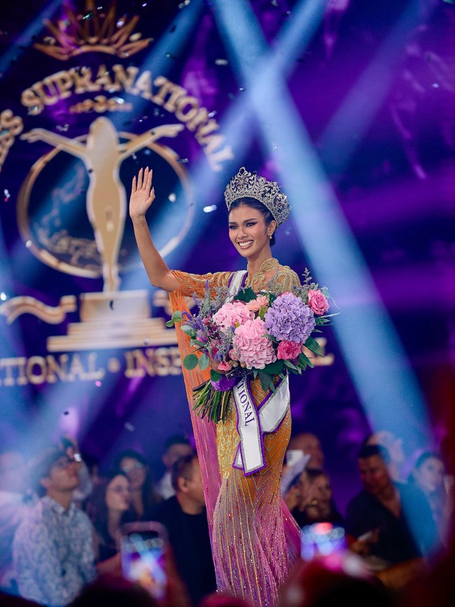 Katrina berhasil membawa pulang mahkota kemenangan pada malam final Miss Supranational edisi ke-17 yang digelar di Polandia, Jumat (31/6/2026). Foto: Instagram/@misssupranational