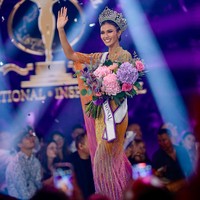 Katrina berhasil membawa pulang mahkota kemenangan pada malam final Miss Supranational edisi ke-17 yang digelar di Polandia, Jumat (31/6/2026). Foto: Instagram/@misssupranational