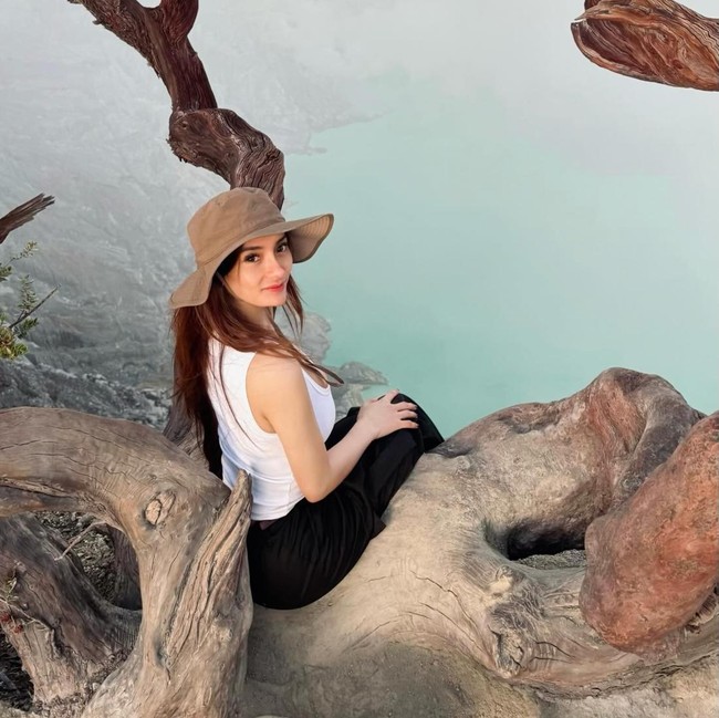 Gaya Kece Nabilla Aprillya Saat Taklukkan Kawah Ijen