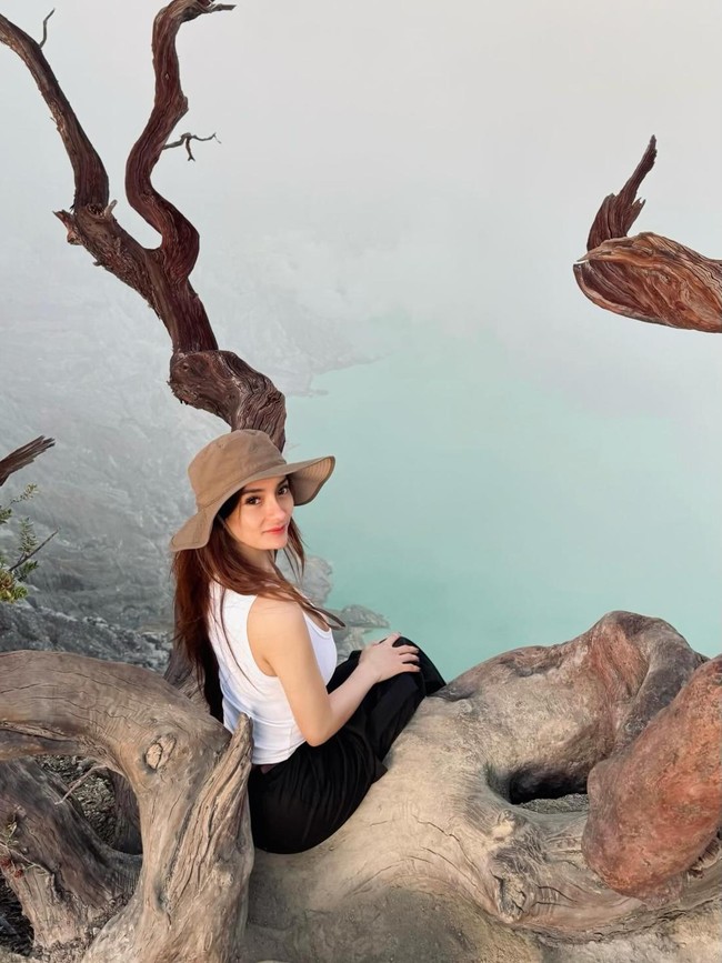 Gaya Kece Nabilla Aprillya Saat Taklukkan Kawah Ijen